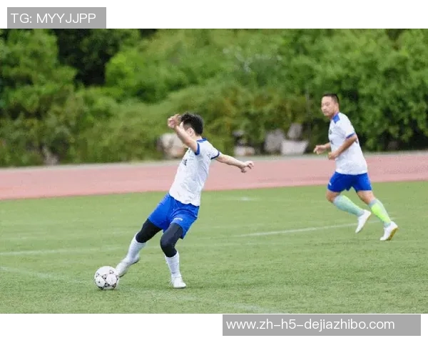 足球动态图片展现精彩瞬间让你感受比赛的激情与魅力